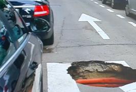 O maşină a căzut într-un crater apărut pe şosea, în centrul Capitalei