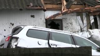 Accident transmis live pe facebook, la Suceava. Un şofer de 21 de ani s-a urcat cu maşina pe acoperişul unei case