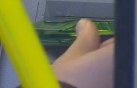 Aplicațiile care golesc conturile românilor. Hackerii pot să retragă bani de pe un card printr-o simplă atingere