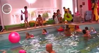 Pe litoral distracția e mare, indiferent de vreme. Cu umor, turiştii reuşesc să nu lase vremea să le strice vacanţa