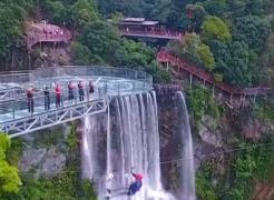 A fost inaugurată cea mai înaltă platformă de observaţie din sticlă din lume. Senzațiile sunt pe măsură