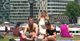 Britanicii, rugați să facă dușuri mai scurte, chiar dacă se luptă cu temperaturi neobişnuit de mari pentru ei