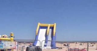 O fetiţă de 4 ani a murit pe o plajă din Marea Britanie, după ce a explodat trambulina gonflabilă în care se juca