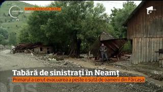 În Neamţ a fost amenajată o tabără de sinistraţi într-o sală de sport, după ce primarul a cerut evacuarea oamenilor