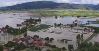 Inundațiile lasă în urmă un dezastru: 4 oameni ucişi de viituri şi zeci de localităţi sub ape