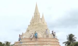 Patru sculptori de Cartea Recordurilor transformă nisipul în opere de artă, în Constanţa