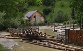 Viața după potop în satele inundate. Nămolul acoperă uliţele şi casele din zeci de localităţi