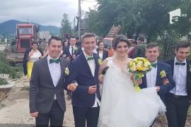 Nuntă printre puhoaie, la Suceava. Doi tineri au mers pe jos, printre copaci căzuţi şi prin noroaie, ca să-şi unească destinele
