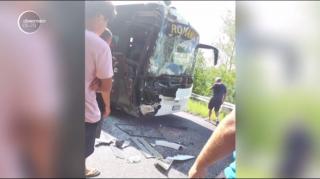 Autocarul lotului naţional al României de Handbal pe plajă a fost izbit în plin de un TIR