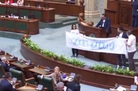 Scandal uriaş pe Codul Penal, la Senat. Opoziția a încercat să suspende ședința cu bannere și stegulețe