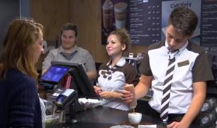 Joburi de vară pentru adolescenți. Tinerii se pot angaja de la 15 ani cu acordul părinților