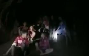 Misiune contracronometru de salvare a copiilor blocaţi în peştera din Thailanda. Adolescenţii vor lua lecţii de înot