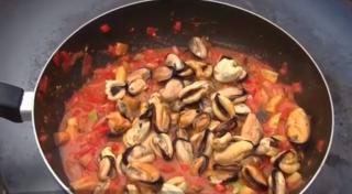 Fructele de Marea Neagră. Tocănița din midii cu legume, pe placul turiştilor de pe litoral