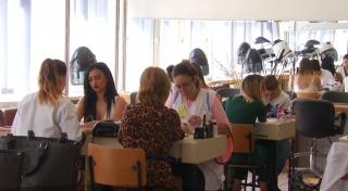 Oferte de muncă pentru liceeni. Angajatorii oferă multe beneficii la angajare