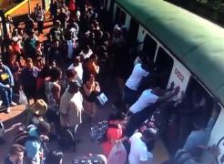 Gestul incredibil al unei femei din Boston, după ce şi-a prins piciorul între tren şi peron