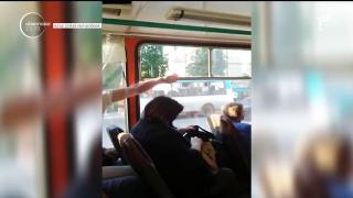 Război pe muţeşte între doi călători ai unui autobuz din Rusia