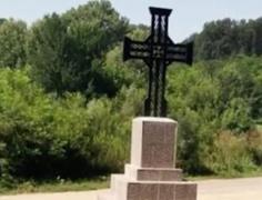 Crucea de la intrarea în comuna doljeană Vela, monument ridicat în cinstea asfaltării
