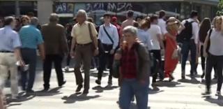 În contextul în care tot mai mulţi români aleg să-şi câştige pâinea muncind peste hotare, Guvernul vrea să reducă deficitul forței de muncă