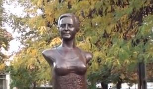 Statuie dărâmată din cauza unui bust prea generos, la Târgu Jiu. Ministerul Culturii spune că nu ar semăna cu originalul
