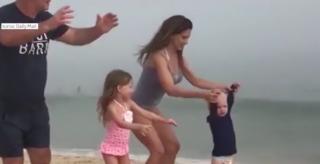 A născut al patrulea copil acum două luni, dar Hilaria Baldwin arată senzaţional