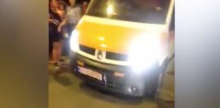 Isteria ambulanţei neagre în Capitală, unde o scriitoare a fost aproape linşată, explicată de specialişti: 'Nu erau ambulanţe, era o Volga'