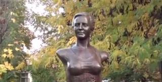 Vuiesc Internetul şi tot târgul, după ce un bust din Târgu Jiu a fost înlăturat pe motiv că e prea generos