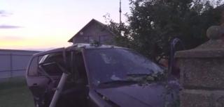 Accident grav în Suceava! Un tânăr de 19 ani, fără permis, s-a urcat băut la volan şi şi-a băgat tatăl în spital