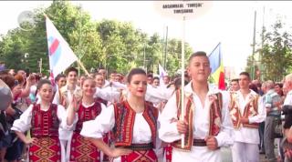 Este sărbătoare la Timişoara! Acolo însă nu vorbim despre muzică, ci despre parada portului popular