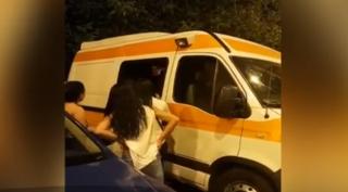 Bătăușii scriitoarei acuzate că răpeşte copii cu ambulanţa neagră au fost eliberați