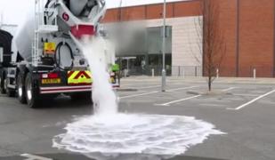 Asfalt prin care trece apa în Capitală. Poate absorbi 200 de litri pe metru pătrat, într-un minut!