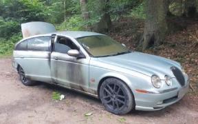 Un contrabandist a călcat cu un Jaguar un poliţist de frontieră, la Suceava, apoi a dat foc maşinii