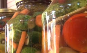 Murăturile de vară, garnitura perfectă pregătită de gospodinele din Bacău