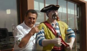 Nea Mărin pune vedetele la treabă, pe litoral