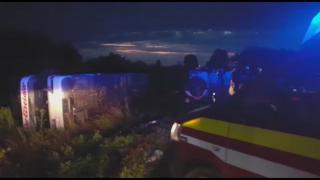 Primele imagini cu autocarul răsturnat în Suceava, cu 43 de copii