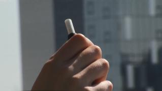 Dezbatere pe controversa fumului fără foc, alternativa la ţigările clasice