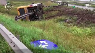 Un autocar plin cu muncitori s-a răsturnat lângă aeroportul din Sibiu