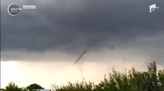 Meteorologii anunţă noi furtuni în următoarele 24 de ore. Ploile au provocat deja inundaţii în serie