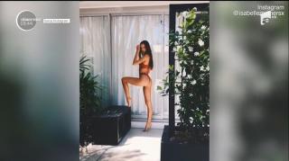 Trucuri care fac ca picioarele unei femei să arate perfect într-o fotografie