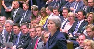 Un val de demisii în executivul de la Londra duce scena politică din Marea Britanie în plină criză