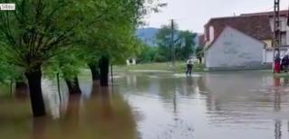 Jumătate din ţară a fost crunt lovită de furia apelor