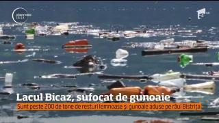 Viiturile au transformat lacul Izvorul Muntelui din judeţul Neamţ într-o enormă groapă de gunoi