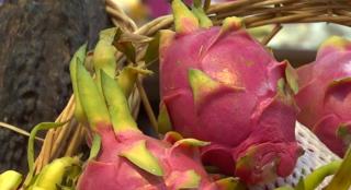 Românii se feresc de fructele exotice. Cum se consumă fructul dragonului sau castravetele african