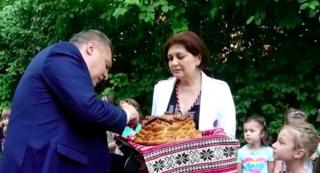 Primarul din Tecuci a inaugurat o banală scară de incendiu cu pâine și sare