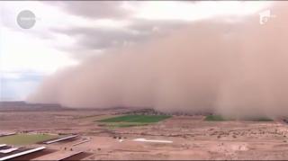 Imagini uimitoare vin din statul american Arizona. O furtună de nisip a acaparat oraşul Pheonix