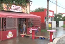 Apele au acoperit comuna Bărcăneşti din Prahova. Localnicii şi-au construit pod spre cârciumă