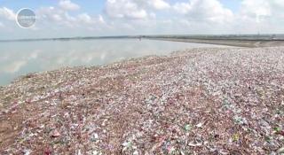 Imagini revoltătoare în zona Olteniei! Tone de gunoaie zac pe râul Olt