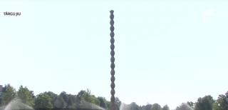 Coloana Infinitului, din nou vandalizată. Un turist şi-a scris numele pe monumentul lui Brâncuşi
