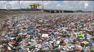 Tonele de gunoaie care sufocă râul Olt au fost aduse de ploile din ultimele zile