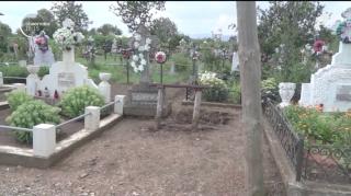 Într-o comună suceveană s-a furat o cruce din cimitir