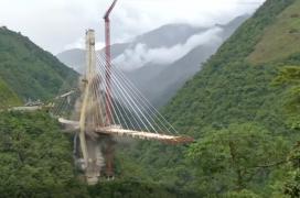 Imagini spectaculoase în Columbia! Autoritățile au dărâmat un pod imens, nefolosit, după o eroare de proiectare (Video)